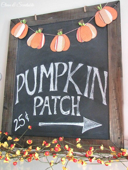 Cute fall chalkboard and mini pumpkin bunting. // cleanandscentsible.com