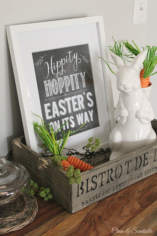 I love this cute Easter vignette! Free Easter printable included!