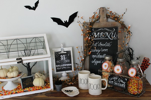 Halloween Hot Chocolate Bar with free printables. Such a cute Halloween vignette!