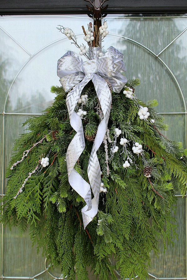 Simple DIY Christmas Wreath - so pretty!