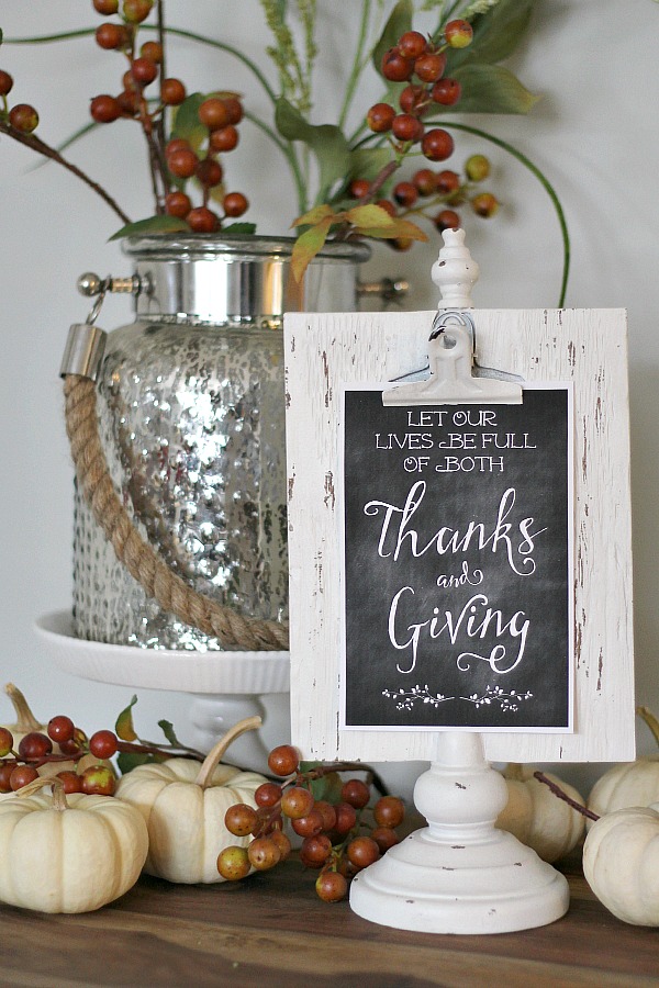 Free Thanksgiving printables in two styles along with tips for how to use them to decorate your home for the different seasons.