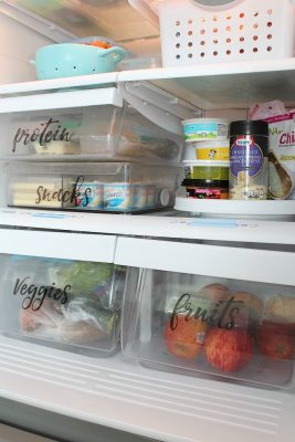 Great ideas to help you organize the fridge and free printable fridge labels. Love this!
